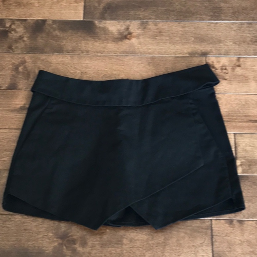Aritzia Sunday Best Berklee Skort- Black- Size 2
